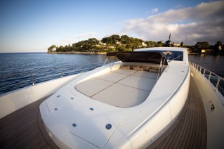 Motor yacht BLOOMS -  Forward